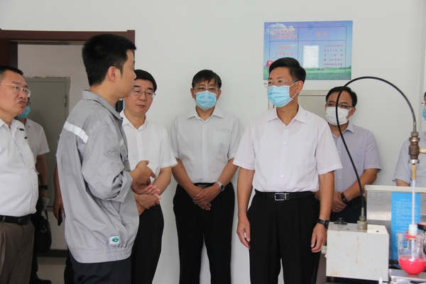 河北工業(yè)大學(xué)黨委書記李強、校長韓旭率領(lǐng)的河北工業(yè)大學(xué)考察團到冀衡藥業(yè)參觀考察